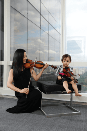 コンサートバイオリニストであり、母親でもあるユージニア・チェさんが、子供たちに文化を植え付け、期待と闘うことについて語ります。